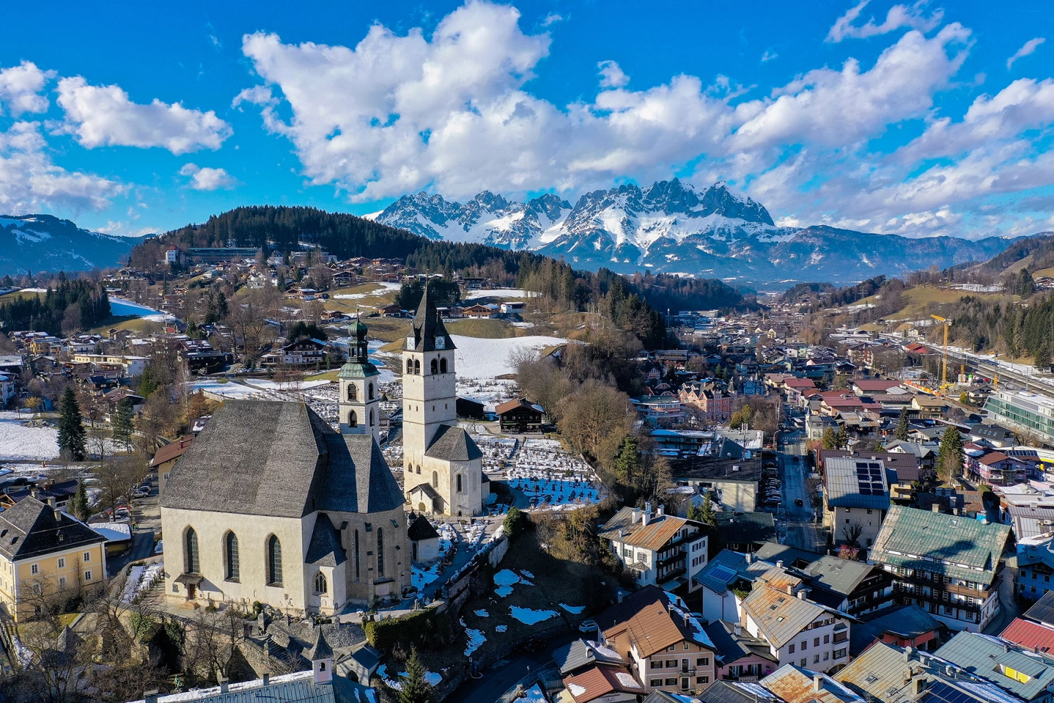 Bilde av høyvinkelvisning av Kitzbühel by i Tirol