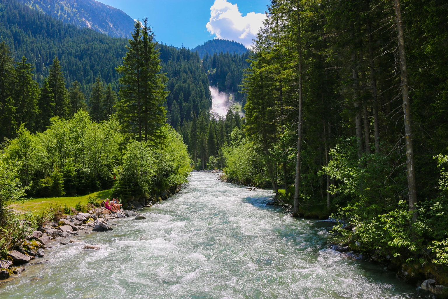Фотография реки Krimmler Ache и водопада сверху в горах в летний день